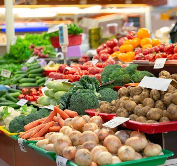 exposicion de frutas y verduras en supermercado